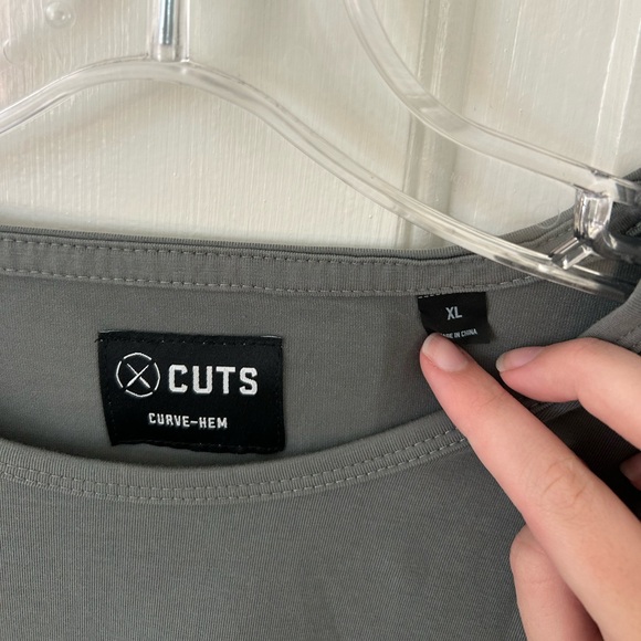 Cuts AO Men's Long Sleeve Curve-Hem In Gray - Picture 3 of 4